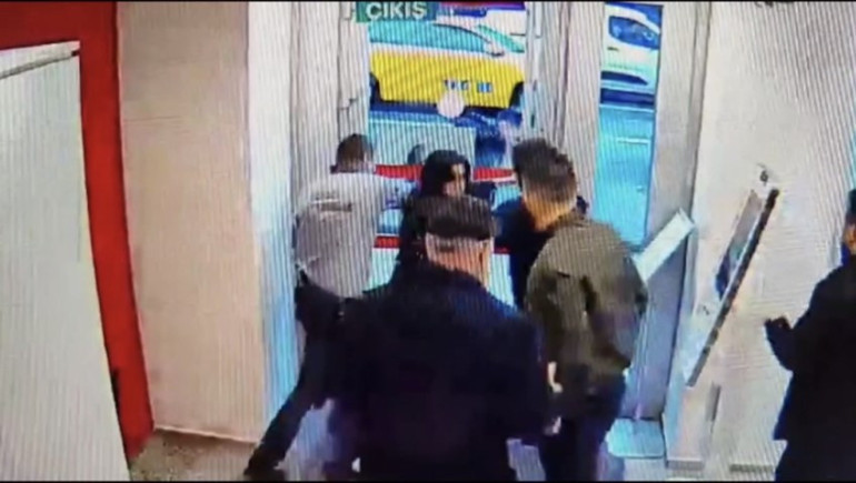 İşten çıkarılan güvenlik görevlisi bankada dehşet saçmıştı Beşiktaştaki korku dolu anlar kamerada