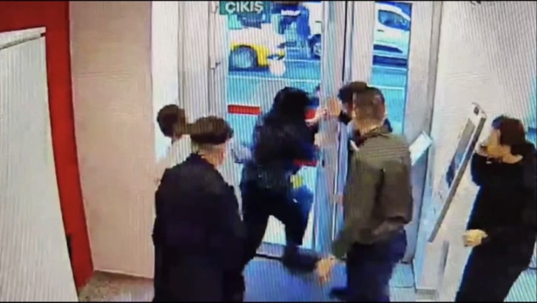 İşten çıkarılan güvenlik görevlisi bankada dehşet saçmıştı Beşiktaştaki korku dolu anlar kamerada