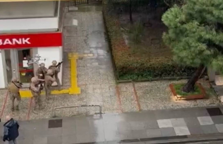 İşten çıkarılan güvenlik görevlisi bankada dehşet saçmıştı Beşiktaştaki korku dolu anlar kamerada