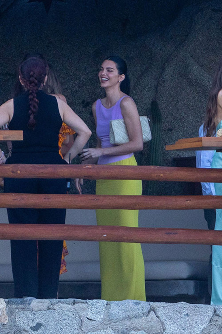 Kalabalık ailesinde bir tek onun çocuğu yok... Yaşı 30a geldi, hâlâ bekâr... Gelinlik giyemedi ama nedime oldu