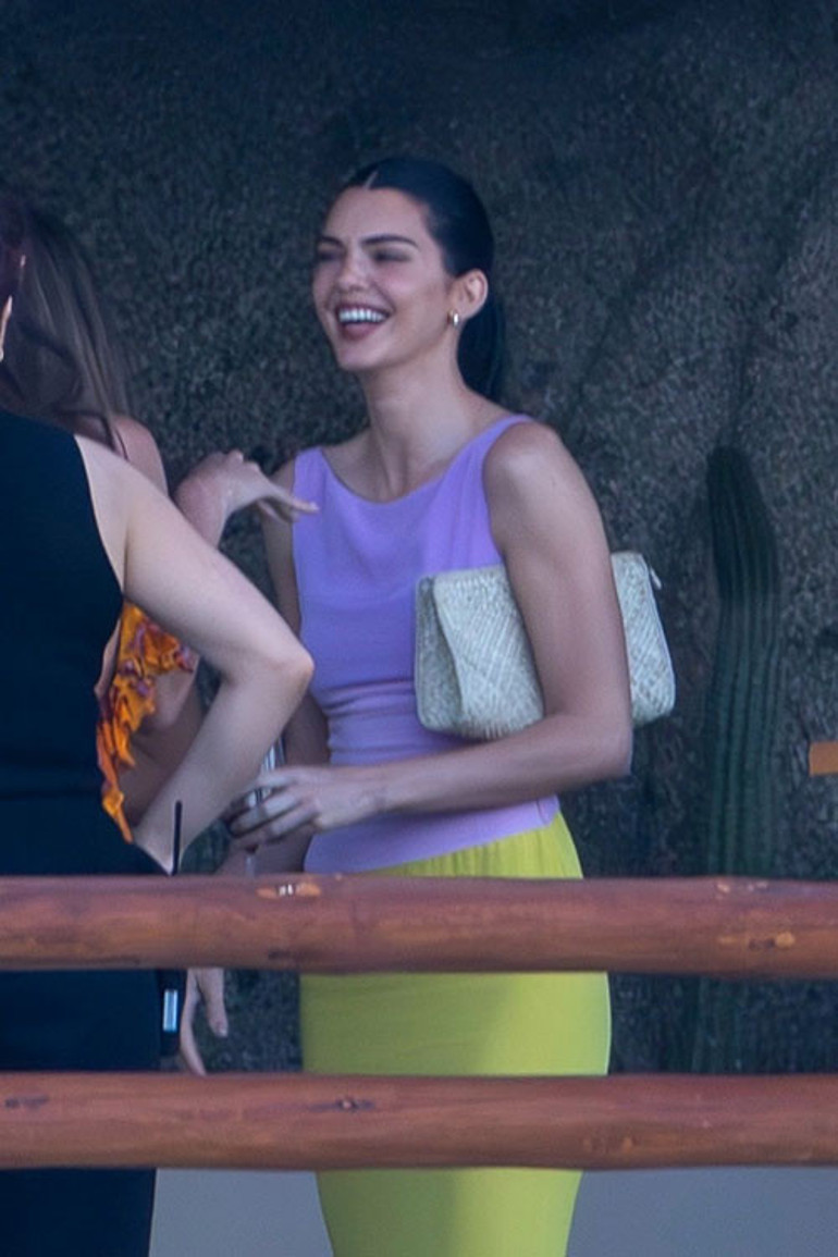 Kalabalık ailesinde bir tek onun çocuğu yok... Yaşı 30a geldi, hâlâ bekâr... Gelinlik giyemedi ama nedime oldu