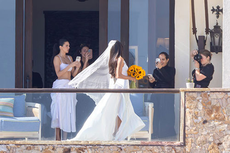 Kalabalık ailesinde bir tek onun çocuğu yok... Yaşı 30a geldi, hâlâ bekâr... Gelinlik giyemedi ama nedime oldu