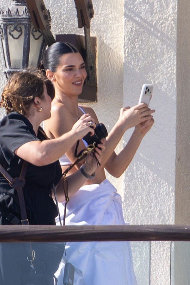 Kalabalık ailesinde bir tek onun çocuğu yok... Yaşı 30a geldi, hâlâ bekâr... Gelinlik giyemedi ama nedime oldu