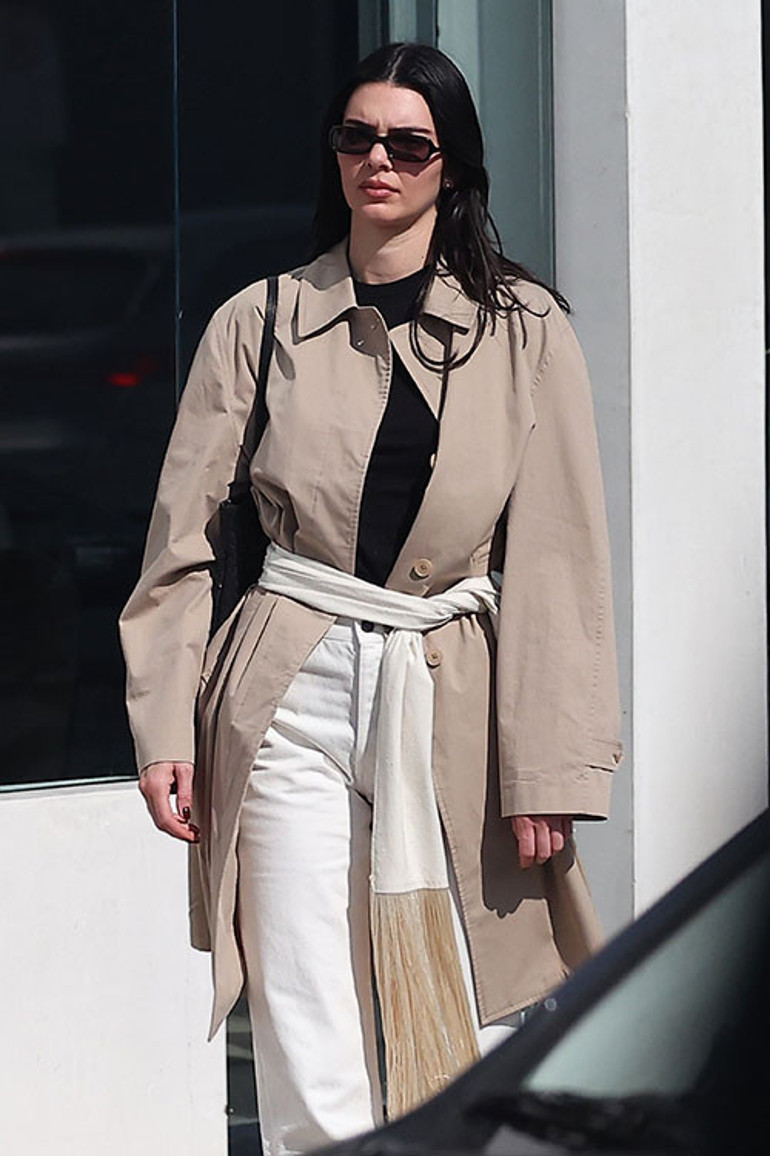 Kalabalık ailesinde bir tek onun çocuğu yok... Yaşı 30a geldi, hâlâ bekâr... Gelinlik giyemedi ama nedime oldu