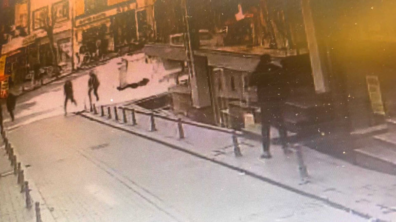 Fatihte silahlı saldırıya uğrayan kurye hayatını kaybetti Dehşet anları kamerada