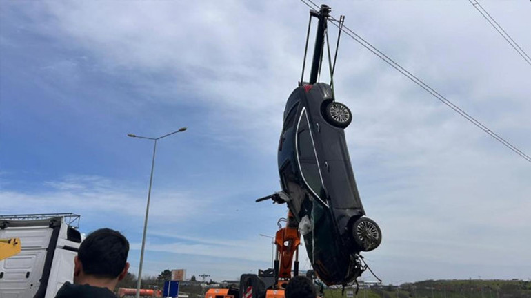 Ünlü saç ekimi uzmanı lüks otomobiliyle çayırlık alana uçtu