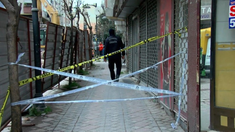 İstanbulda yıkım faciası: Annesiyle yolda yürüyen küçük çocuk hayatını kaybetti