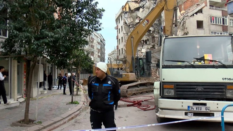 İstanbulda yıkım faciası: Annesiyle yolda yürüyen küçük çocuk hayatını kaybetti