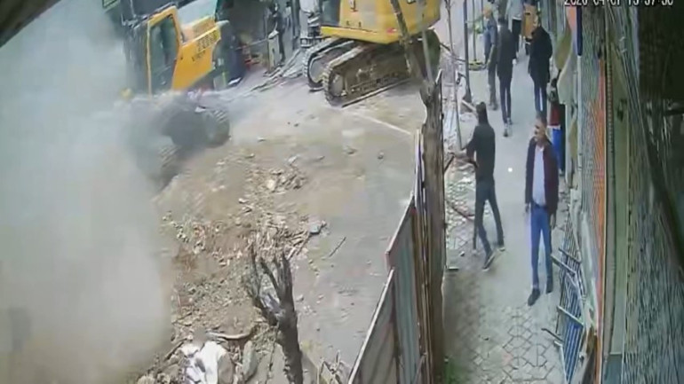 Annesiyle yolda yürüyen küçük çocuk hayatını kaybetti