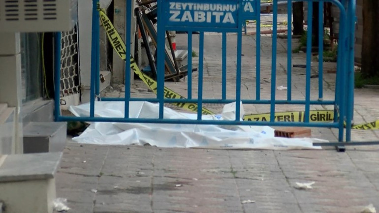 İstanbulda yıkım faciası: Annesiyle yolda yürüyen küçük çocuk hayatını kaybetti