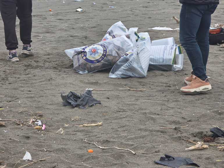 Dalgaların kıyıya sürüklediği çuvaldan uyuşturucu çıktı