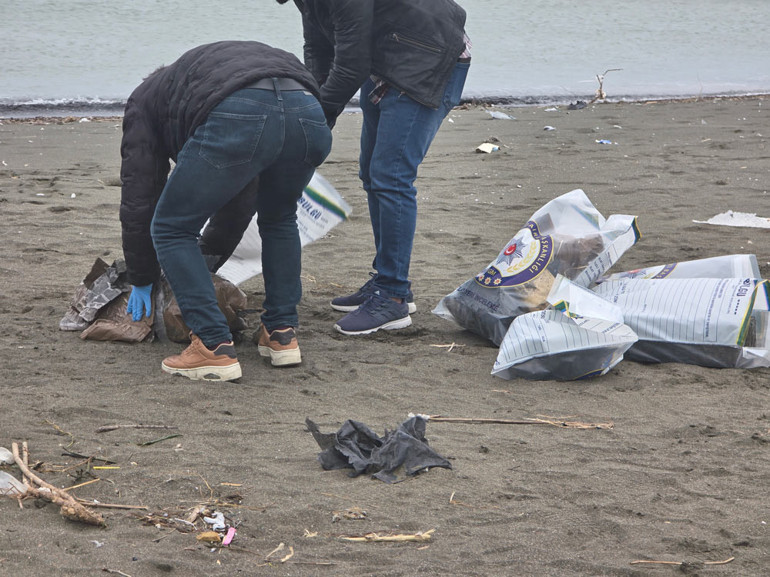 Dalgaların kıyıya sürüklediği çuvaldan uyuşturucu çıktı