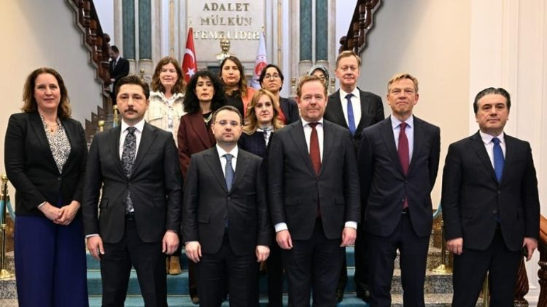 Bakan Gürlek, Hollandalı mevkidaşı Van Weel ile görüştü