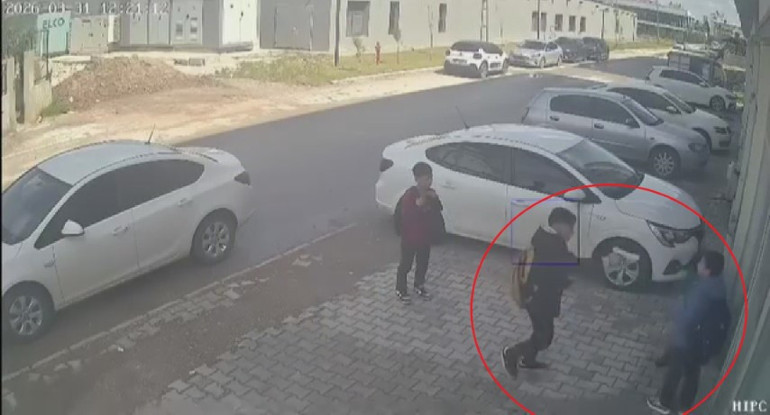  3 çocuk, akranı olan çocuğa sokak ortasında travma yaşattı