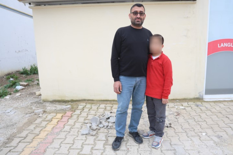  3 çocuk, akranı olan çocuğa sokak ortasında travma yaşattı