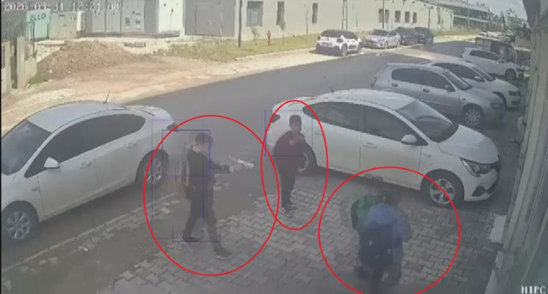  3 çocuk, akranı olan çocuğa sokak ortasında travma yaşattı