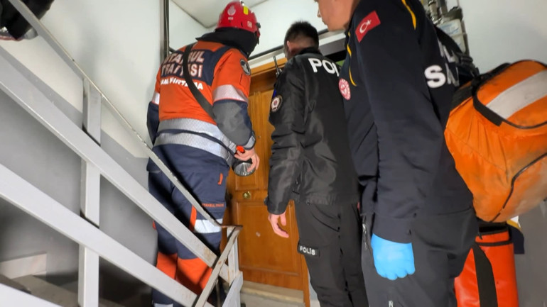 Avcılarda 13 köpeğiyle yaşadığı dairede uyuyakaldı; itfaiye kapıyı kırınca uyandı