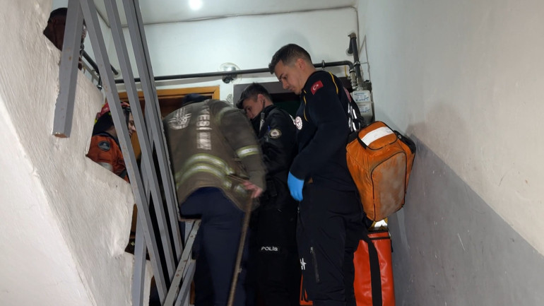Avcılarda 13 köpeğiyle yaşadığı dairede uyuyakaldı; itfaiye kapıyı kırınca uyandı