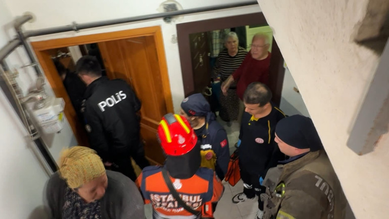 Avcılarda 13 köpeğiyle yaşadığı dairede uyuyakaldı; itfaiye kapıyı kırınca uyandı