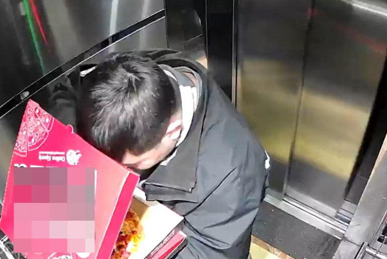 Sosyal medya bu kuryeyi konuşuyor | İğrenç olay kameraya yansımıştı: Yakalandıktan sonra asansörü temizlettiler