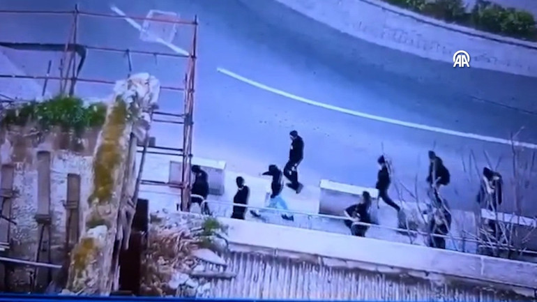  EOKAcılar taş ve patlayıcı madde fırlattı