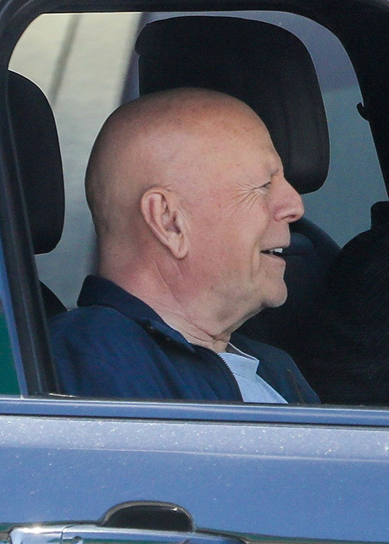 Hastalığı yüzünden hayatı sanki puslu bir camın ardından izliyor… Artık en büyük neşesi çıktığı bu araba gezintileri