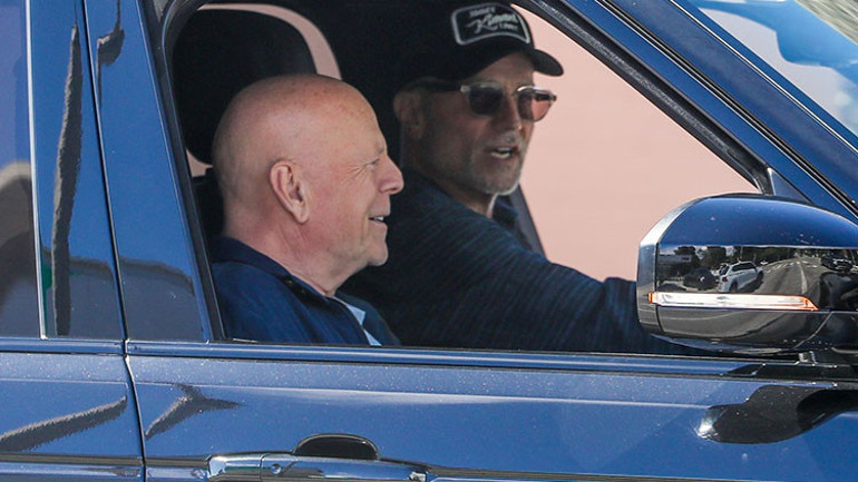 Hastalığı yüzünden hayatı sanki puslu bir camın ardından izliyor… Artık en büyük neşesi çıktığı bu araba gezintileri