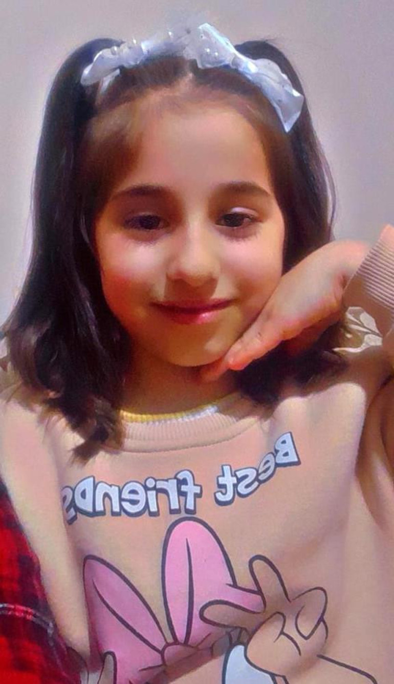 Kafasına beton parçası düşen 6 yaşındaki Tesnim, hayatını kaybetmişti Acı veda... Kızının tabuta sarılarak gözyaşlarına boğuldu