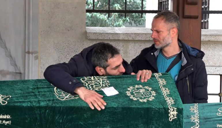 Kafasına beton parçası düşen 6 yaşındaki Tesnim, hayatını kaybetmişti Acı veda... Kızının tabuta sarılarak gözyaşlarına boğuldu