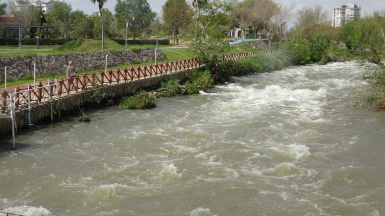 Dünyaca ünlü şelale denizin rengini değiştirdi Etkisi 500 metreyi buldu | Alışık olduğumuzun dışında