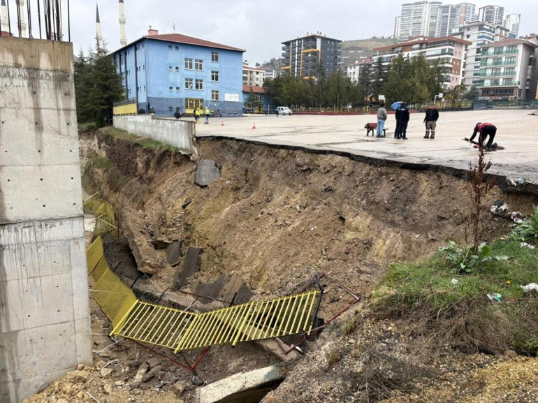 Çok kuvvetli sağanak ve fırtına geliyor... Meteoroloji saat verdi: Hava bir anda değişecek | 31 ilde yağış ve rüzgar uyarısı