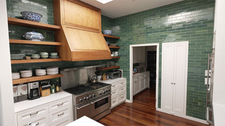 Ünlü oyuncunun çatı katındaki huzur yuvası... Sudan ucuza aldı ama ilk gece yatağında bile uyuyamadı