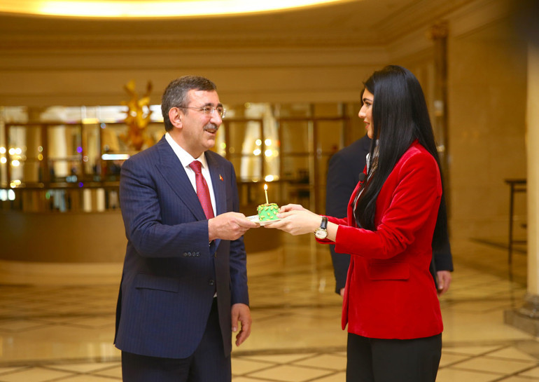 Cumhurbaşkanı Yardımcısı Yılmaz, Azerbaycanda gazetecilerin sorularını yanıtladı