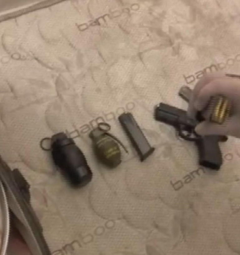 Esenyurtta bir evde adeta cephanelik çıktı… El ve gaz bombası da ele geçirildi
