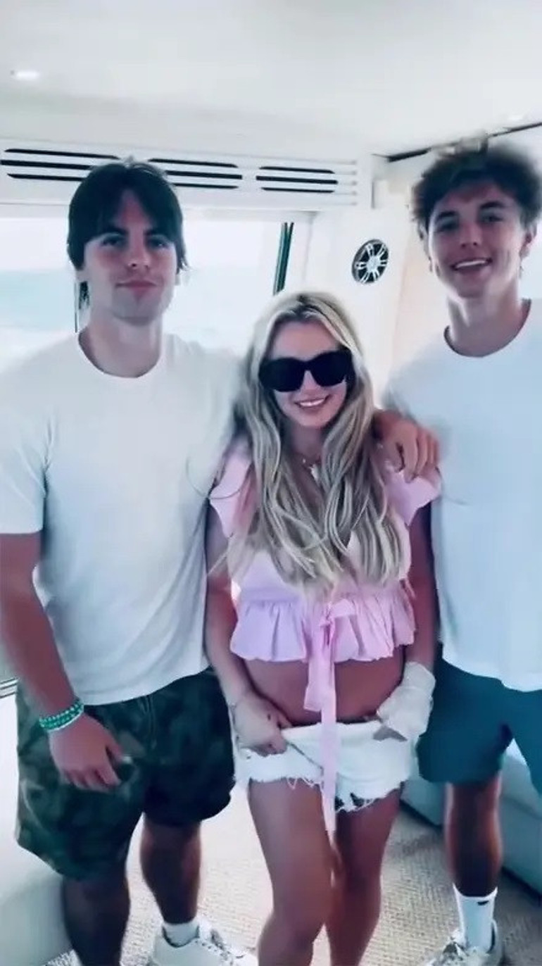 Annesine neler çektirdiklerini büyüyünce anladı… Ünlü şarkıcının oğlu babasının soyadını reddetti