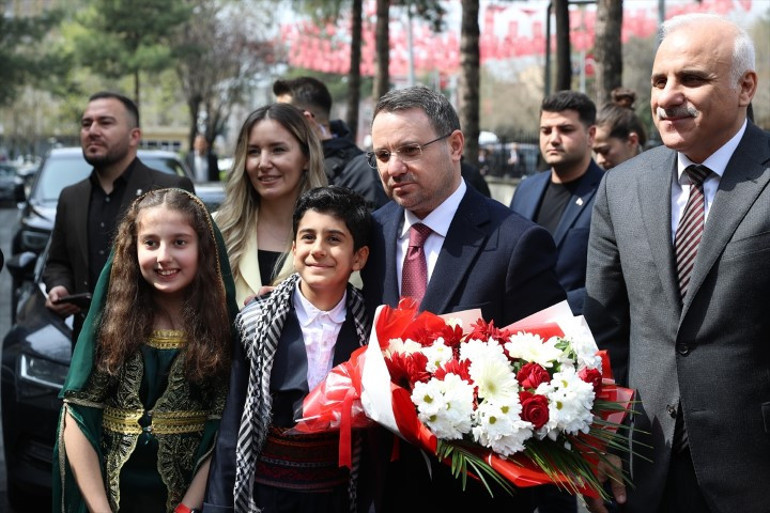 Bakan Gürlek, sosyal medyaya kimlikle giriş için tarih verdi