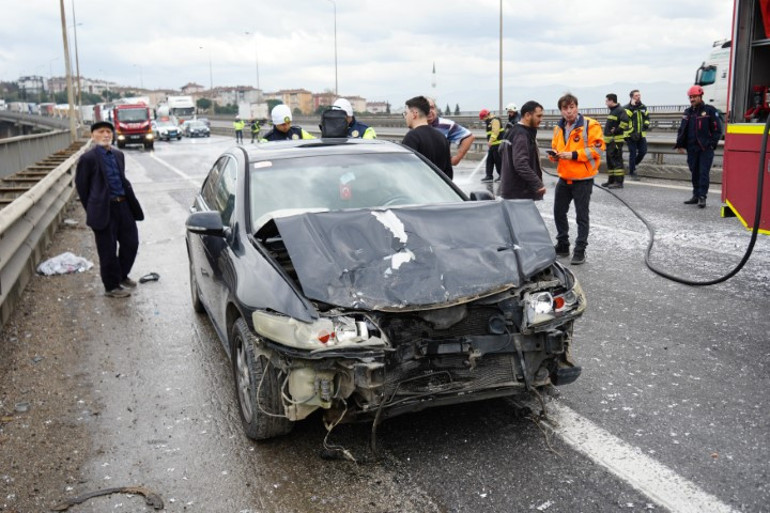  Yola döküp kaçtı, 7 araç birbirine girdi