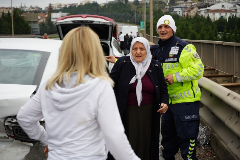  Yola döküp kaçtı, 7 araç birbirine girdi