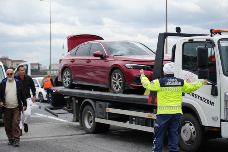  Yola döküp kaçtı, 7 araç birbirine girdi