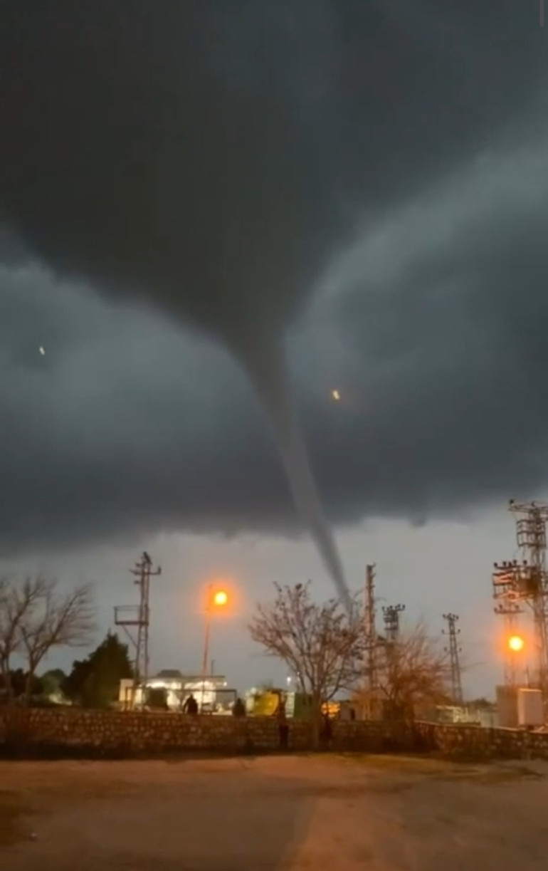 Sağanak öncesi çıkan hortum korkuttu… İşte o anlar