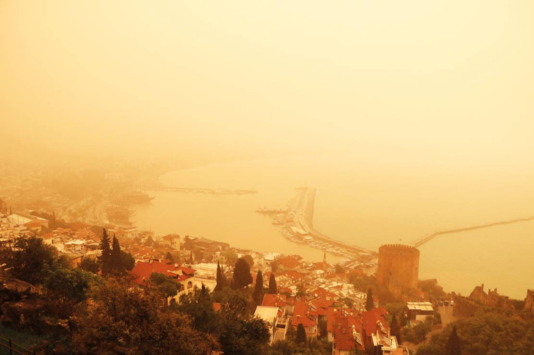 Akdeniz’i çöl tozu kapladı