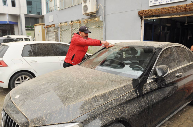 Akdeniz’i çöl tozu kapladı