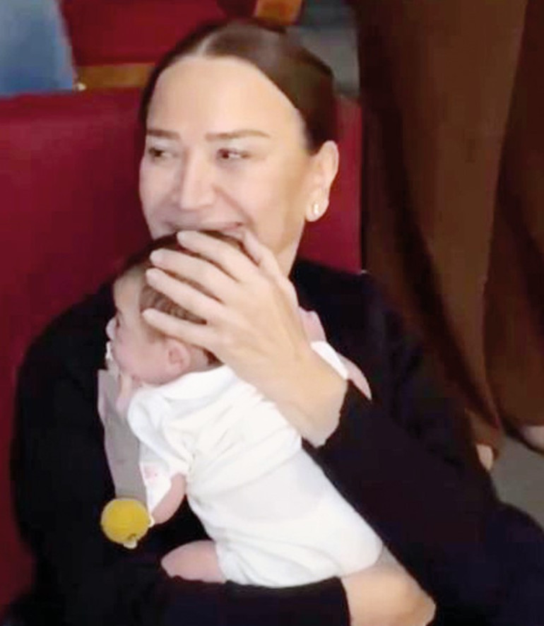 Anne sahnede, bebek kuliste