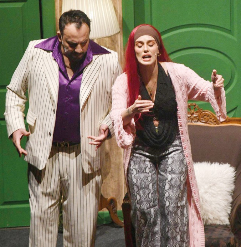 Anne sahnede, bebek kuliste