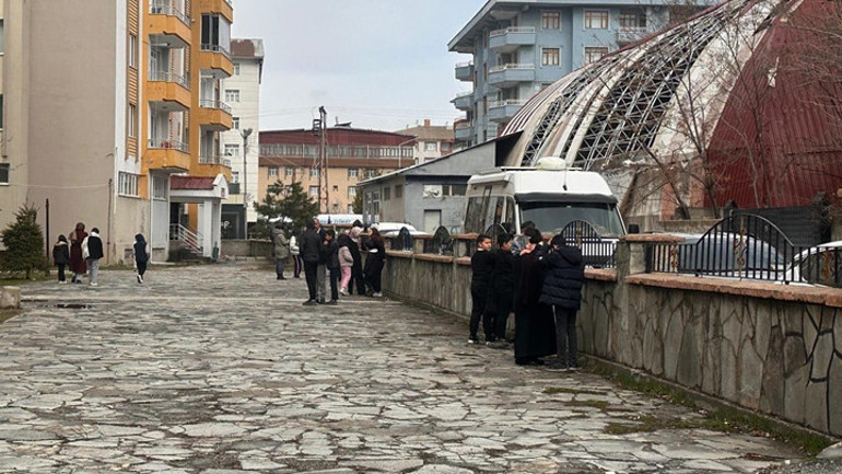 Son dakika... Vanda 5.2 büyüklüğünde deprem Prof. Dr. Naci Görürden dikkat çeken uyarı: 7 büyüklüğünde deprem üretebilir