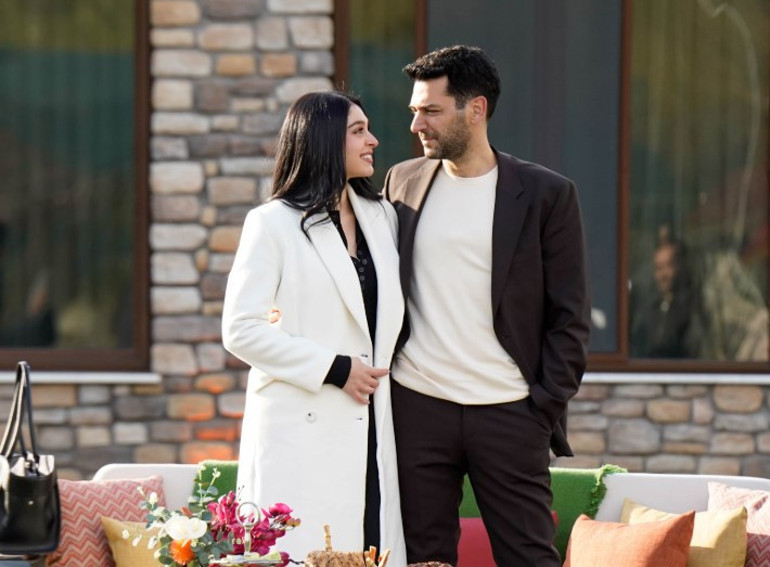 Cemre Baysel ışık saçıyor