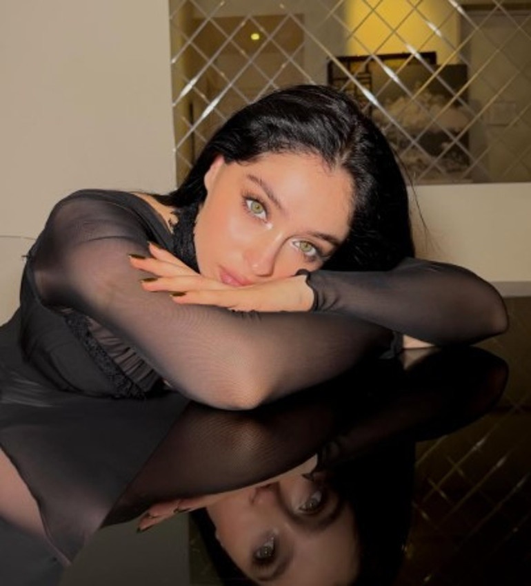 Cemre Baysel ışık saçıyor