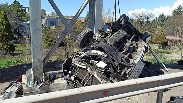 Son dakika... Ankarada feci kaza Özel halk otobüsü üst geçidin ayağına çarptı: 5 can kaybı