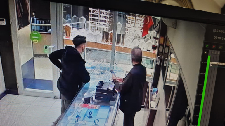 Zonguldakta polisim, para arabada diyerek kuyumcudan bilezik alıp kaçtı