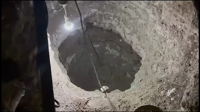  Suçüstü yakalandılar Dışarıdan kilit açılıyor ve içeridekiler dışarı çıkıyor